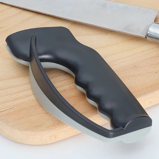 aiguiseur-couteau-portable-noir-sur-gris