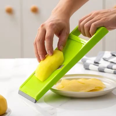 Mandoline Cuisine vert-pro pomme de terre dans assiette