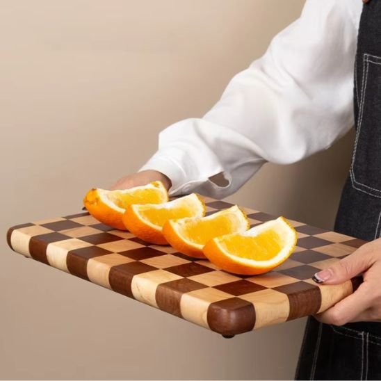 Planche à découper bois carrolé morceaux oranges