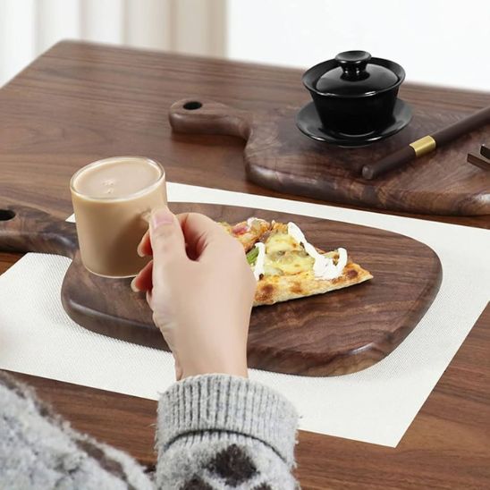 planche a decouper bois sleeve verre de cafe