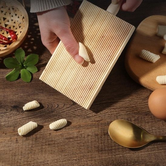 Planche-a-decouper-en-bois-gnocchis-cuillere