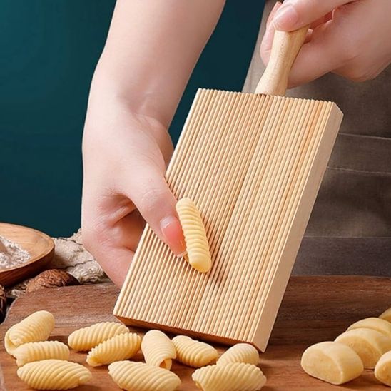 Planche-a-decouper-en-bois-gnocchis-farine-ble