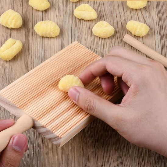 Planche-a-decouper-en-bois-gnocchis-macaronis