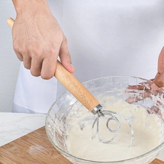 Fouet-pâte à pain manche en bois