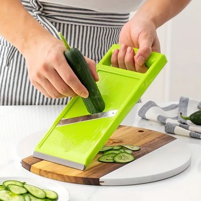 Mandoline Cuisine vert-pro concombre couper en rondelle.