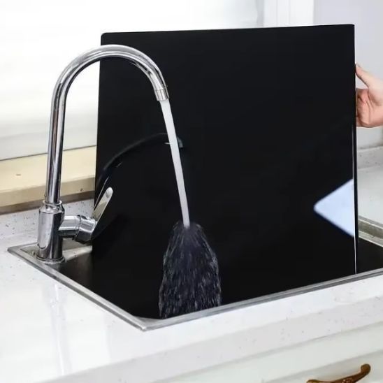 planche-a-decouper-professionnel-noir-robinet-eau