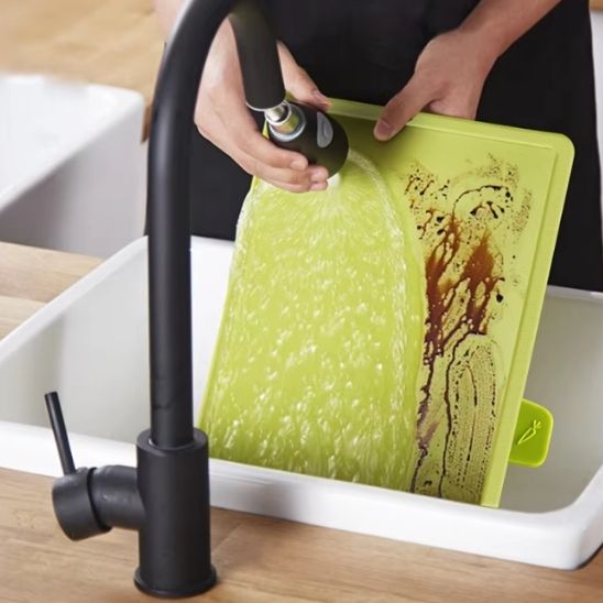 planche-a-decouper-professionnelles-robinet-eau