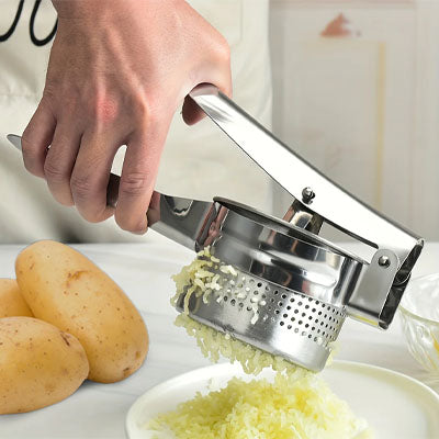 presse-puree-manuel-casserole-professionnel-assiette